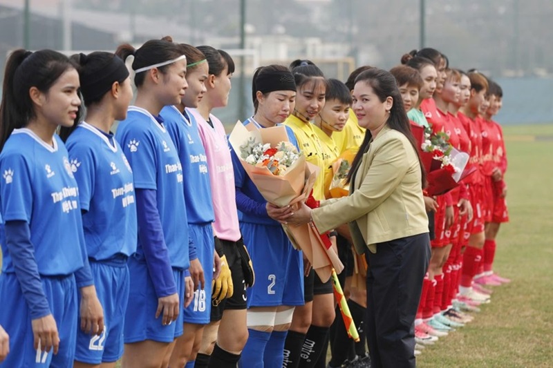 Ms. Nguyen Thanh Ha, Deputy General Secretary of the Vietnam Football Federation, presented flowers to the two teams at the opening ceremony of the 2025 Women's National Cup. Photo: VFF