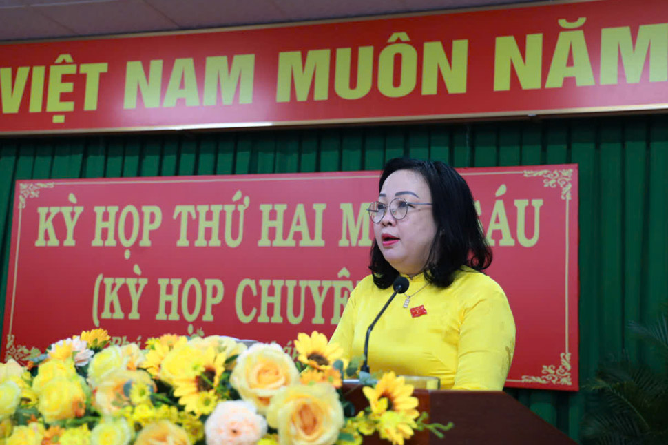 Ms. Cao Thi Hoa An - Standing Deputy Secretary of the Provincial Party Committee, Chairwoman of the People's Council of Phu Yen province spoke at the meeting. Photo: My Luan