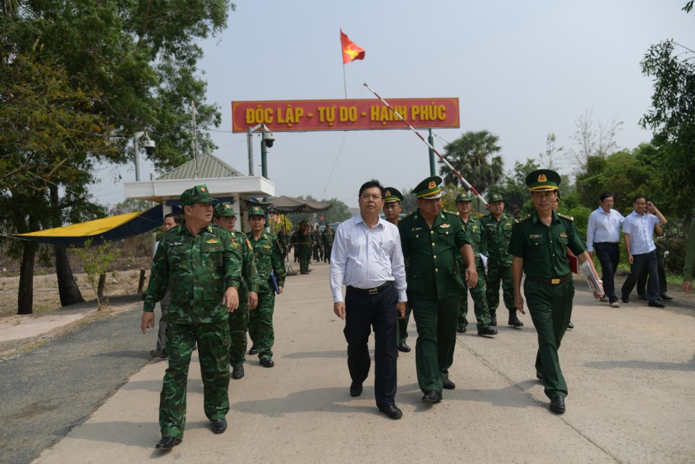 Kien Giang Provincial Party Secretary Nguyen Tien Hai and the inspection team of the Giang Thanh border. Photo: Phuong Vu