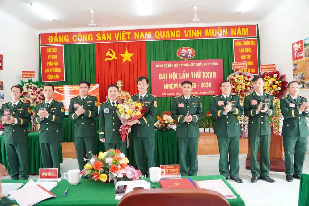 Đại tá Nguyễn Trung Kiên - Bí thư Đảng ủy, Chính ủy Bộ đội Biên phòng tỉnh Đắk Nông - tặng hoa chúc mừng Ban Chấp hành Đảng bộ Đồn Biên phòng Cửa khẩu Bu P’răng nhiệm kỳ 2025-2030. Ảnh: Văn Hoàn