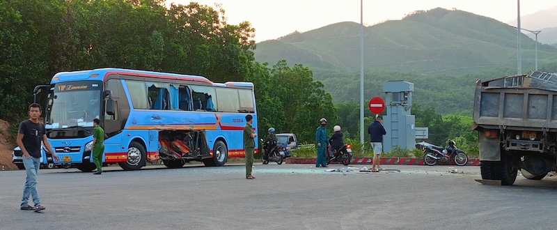 Passenger bus carrying tourists in distress in Da Nang. Photo: Hoai Son