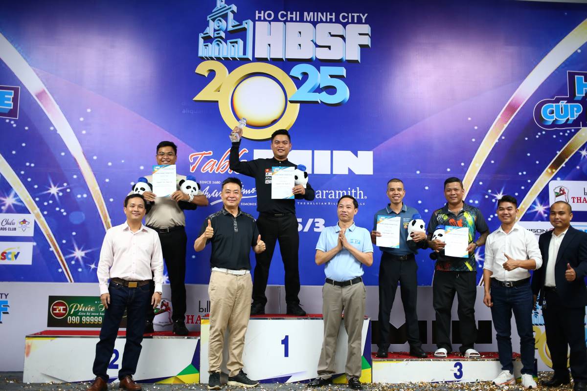 Nguyen Tran Thanh Tu won the 3-cushion carom championship at the HBSF Tour 1 billiards tournament after a thrilling final match with his younger brother Nguyen Tran Thanh Tao. Photo: Phong Le