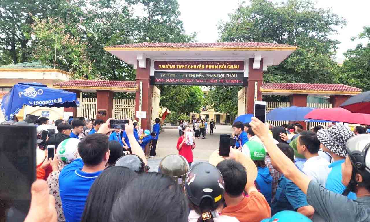 Nghe An students attend the 10th grade entrance exam at Phan Boi Chau High School for the Gifted. Photo: My Ha