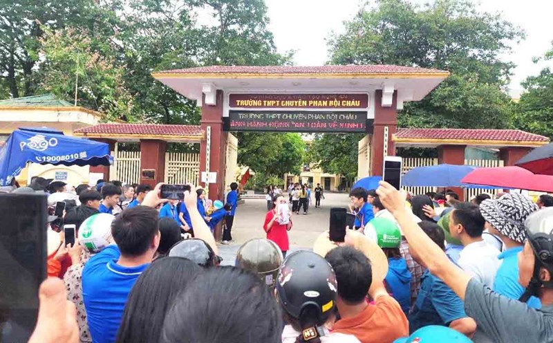 Nghe An students attend the 10th grade entrance exam at Phan Boi Chau High School for the Gifted. Photo: My Ha