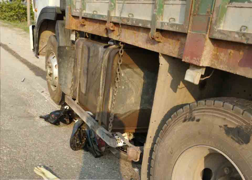 The scene of the accident where a motorbike was caught under a tractor-trailer, causing the man on the motorbike to die on the spot. Photo: Duc Tuan.