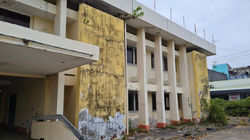 Many old abandoned headquarters in Dong Hai district, Bac Lieu province