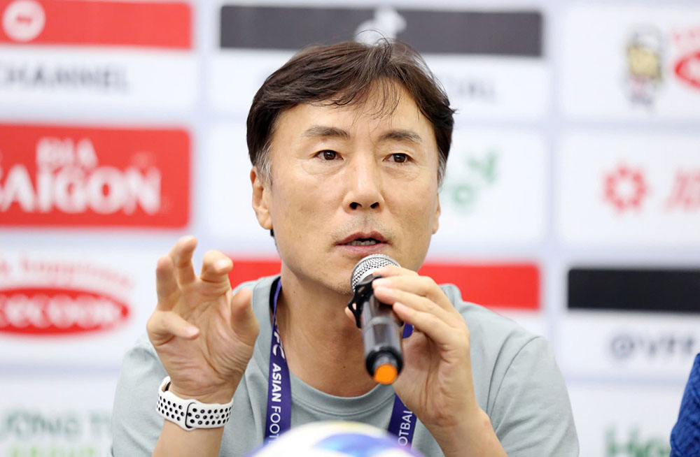 Coach Ha Hyeok-jun of the Lao team attended the press conference after the match with the Vietnam team. Photo: Thanh Vu