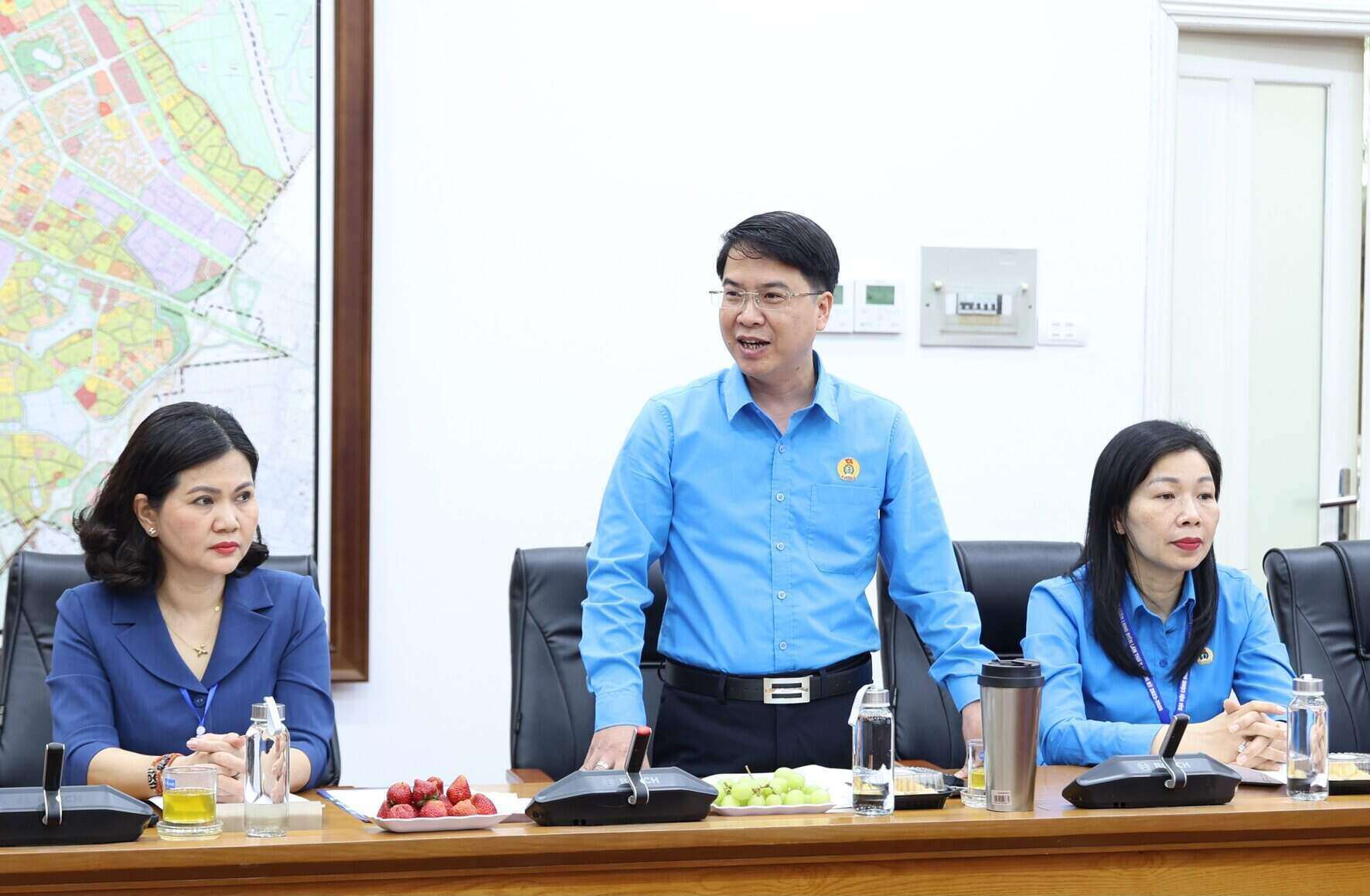 Mr. Nguyen Truong Giang - Chairman of the Long Bien District Labor Federation reported to the survey team on the model of applying digital transformation in managing the establishment of grassroots unions and collecting union fees. Photo: Trade Union