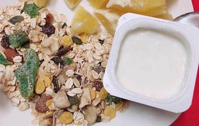 A familiar breakfast dish is mixed yogurt that may not have the effect of completely losing weight. Photo: Kieu Vu