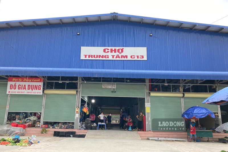 Central Market C13 (Thanh Truong Ward, Dien Bien Phu City) with a grand scale - fell into a state of desolation and deserted. Photo: Quang Dat