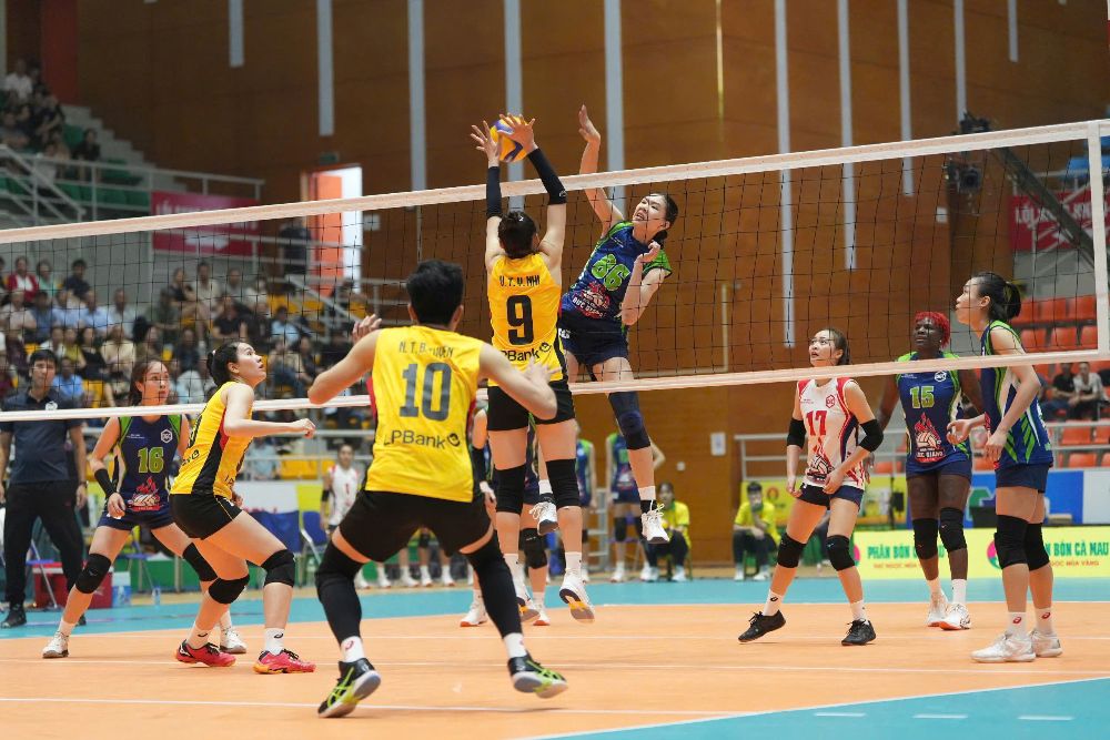 Phase 1 of the 2025 National Volleyball Championship has unpredictable developments. Photo: VFV