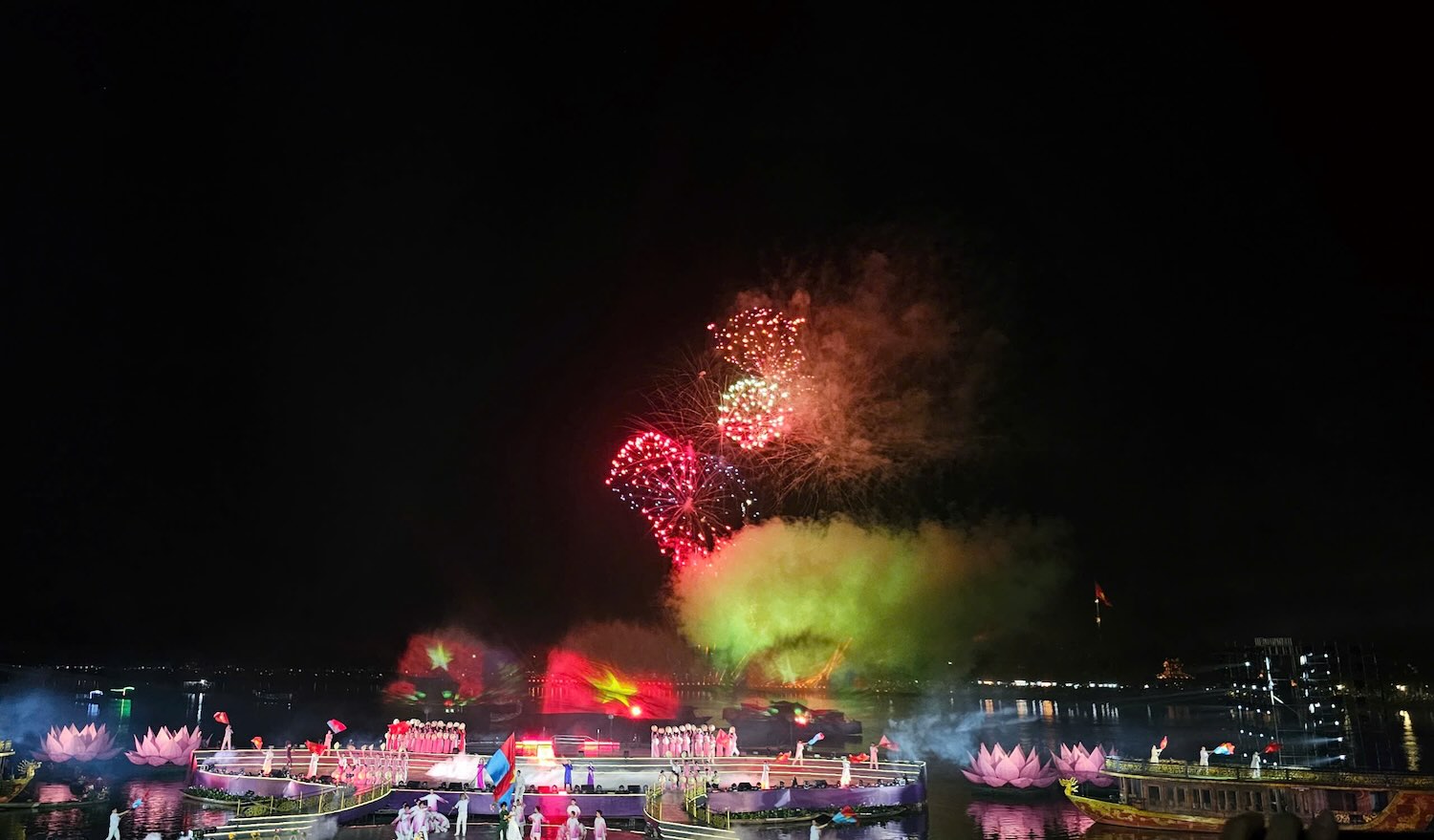 Art performances combined with fireworks displays at the opening ceremony of the National Tourism Year - Hue 2025. Photo: Phuc Dat.