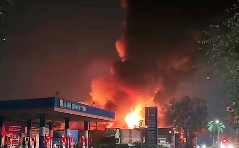 Fire at warehouse in Gia Lam, Hanoi. Photo: Hong Quang