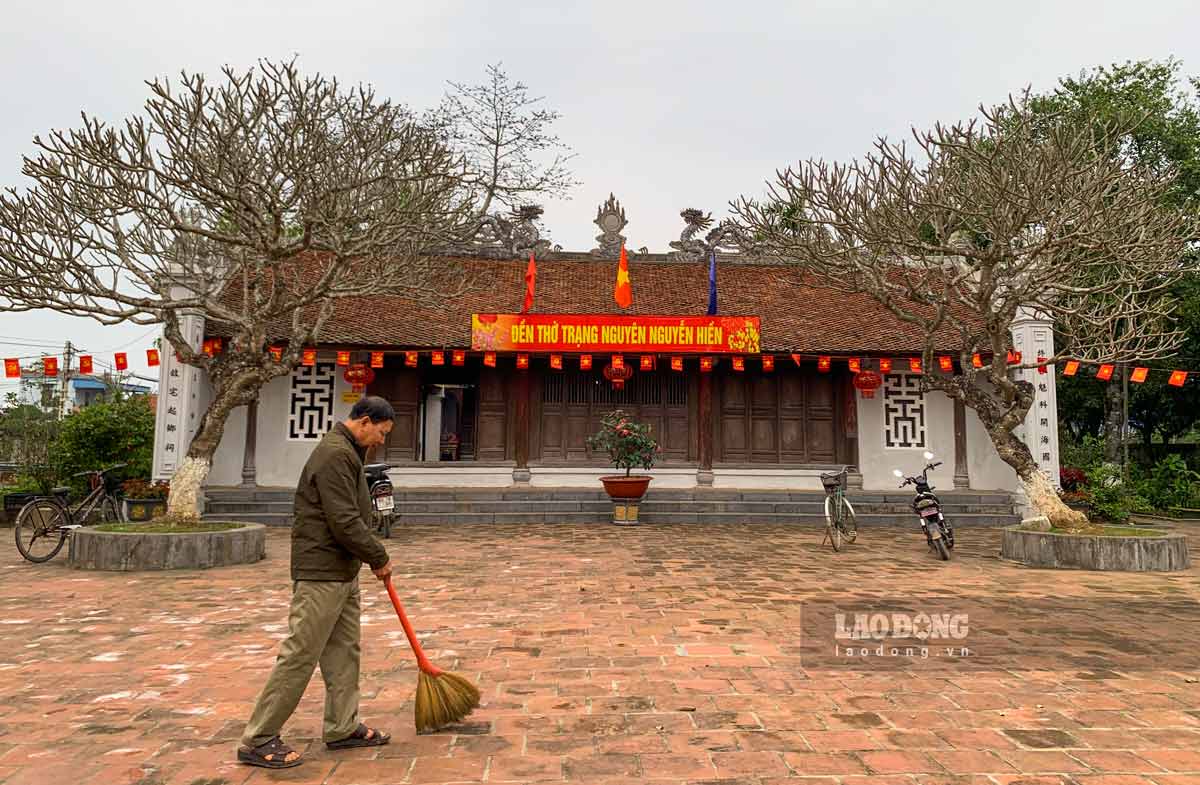 Xung quanh Đền thờ Trạng nguyên Nguyễn Hiền có nhiều cây cổ thụ. Ảnh: Hà Vi