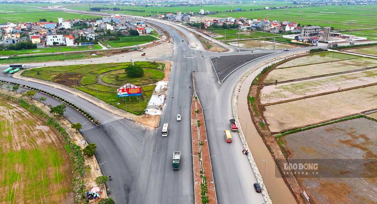 The intersection at the foot of Lac Quan bridge on the new Nam Dinh - Lac Quan - coastal road. Photo: Luong Ha