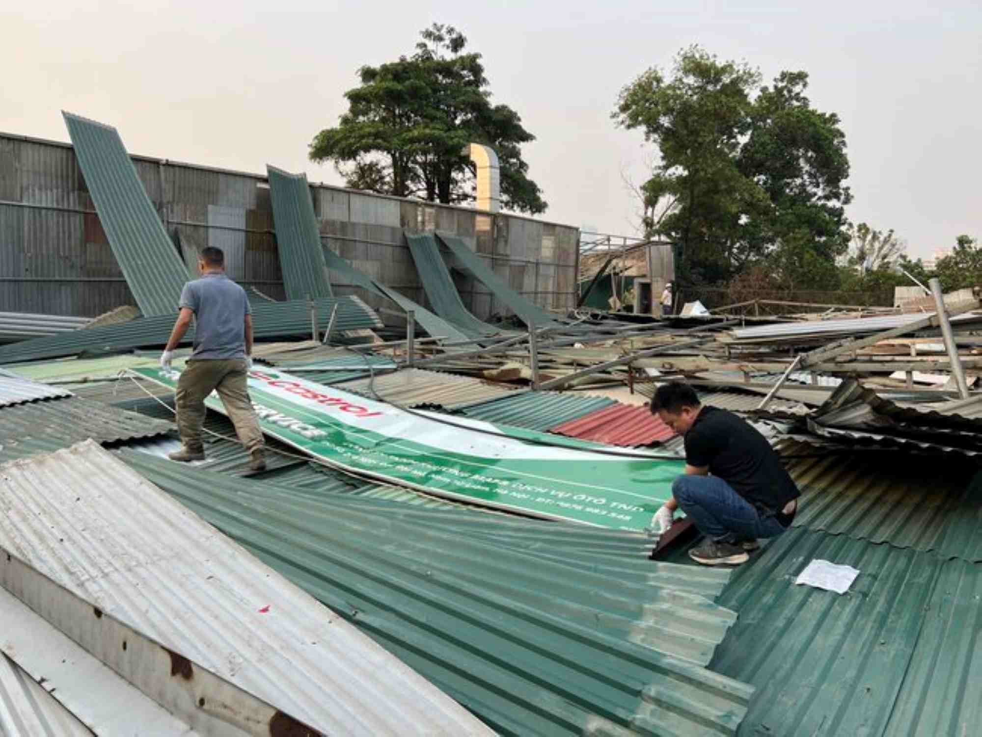 Dismantling illegal constructions on agricultural land in Nam Tu Liem district. Photo: PV Group