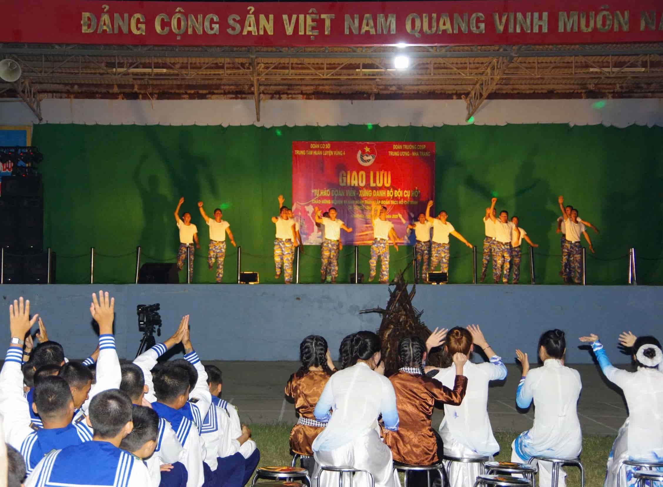 The Navy exchanged "Proud to be a union member - worthy of Mr. Ho's soldiers". Photo: Tien Ngo