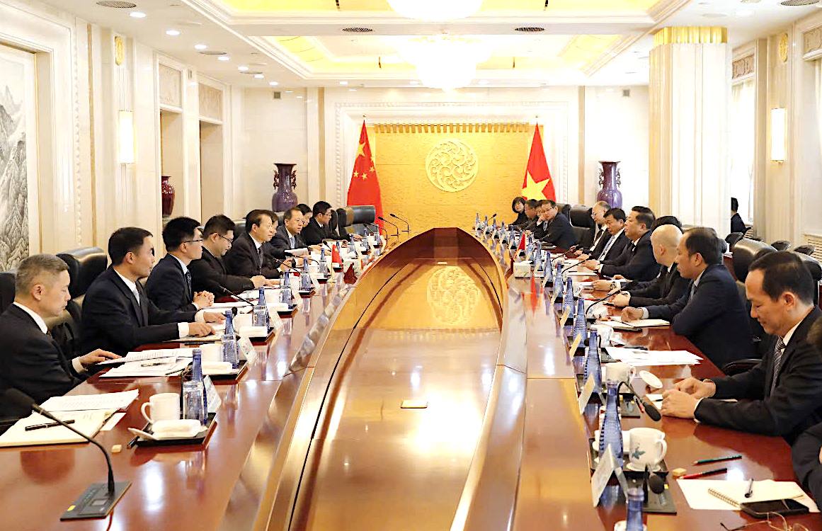 Quang canh buoi lam viec giua Bo truong Tran Hong Minh va Bo truong Luu Vy tai Trung Quoc.