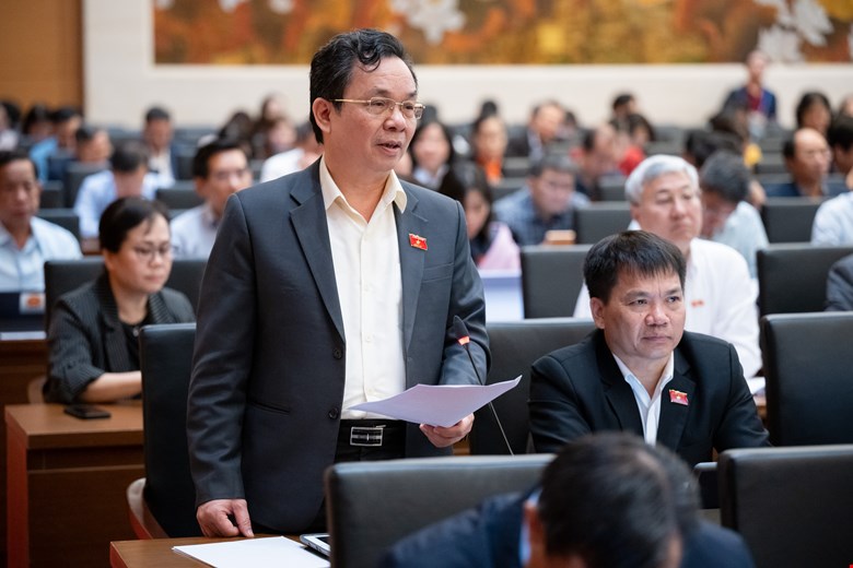 National Assembly delegate Hoang Van Cuong said that the use of air conditioners is popular, so it is necessary to consider imposing special consumption tax. Photo: Quochoi.vn