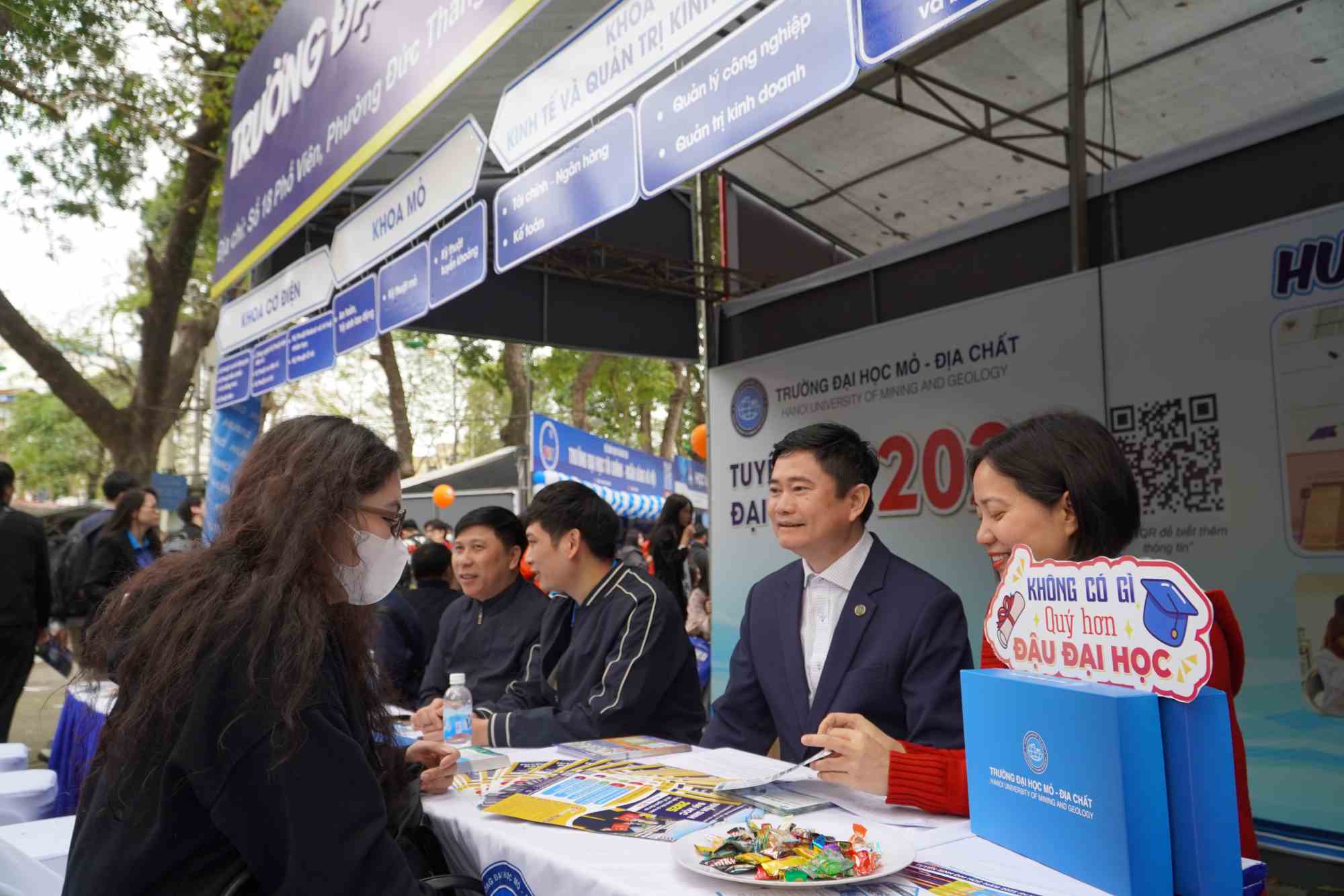 Students listen to admission advice at the booth of the University of Mining and Geology in the 2025 Admission Consulting Festival. Photo: Van Trang