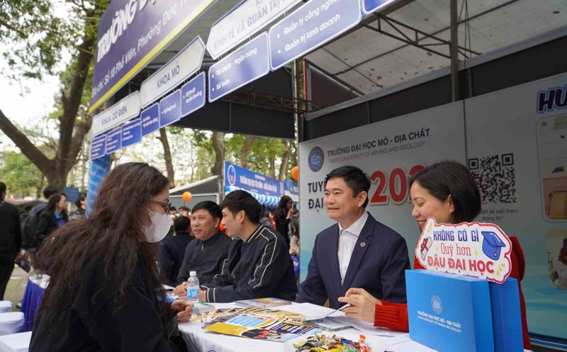 Students listen to admission advice at the booth of the University of Mining and Geology in the 2025 Admission Consulting Festival. Photo: Van Trang