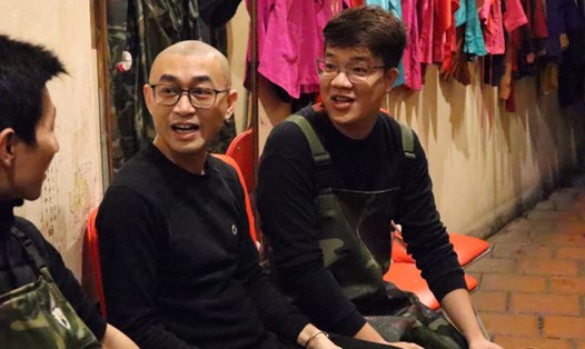 Các nghệ sĩ múa rối nước bận rộn mỗi ca làm việc. Ảnh: Huyền Chi