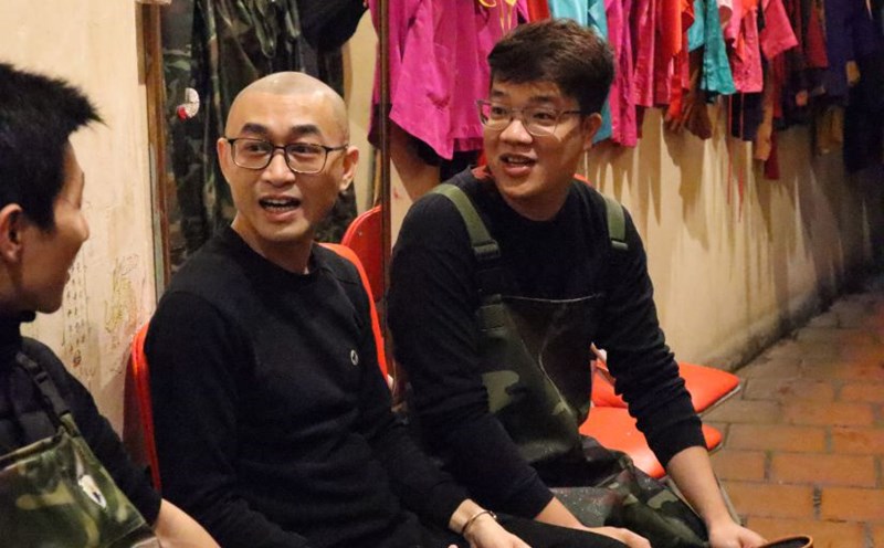Water puppet artists are busy with each shift. Photo: Huyen Chi