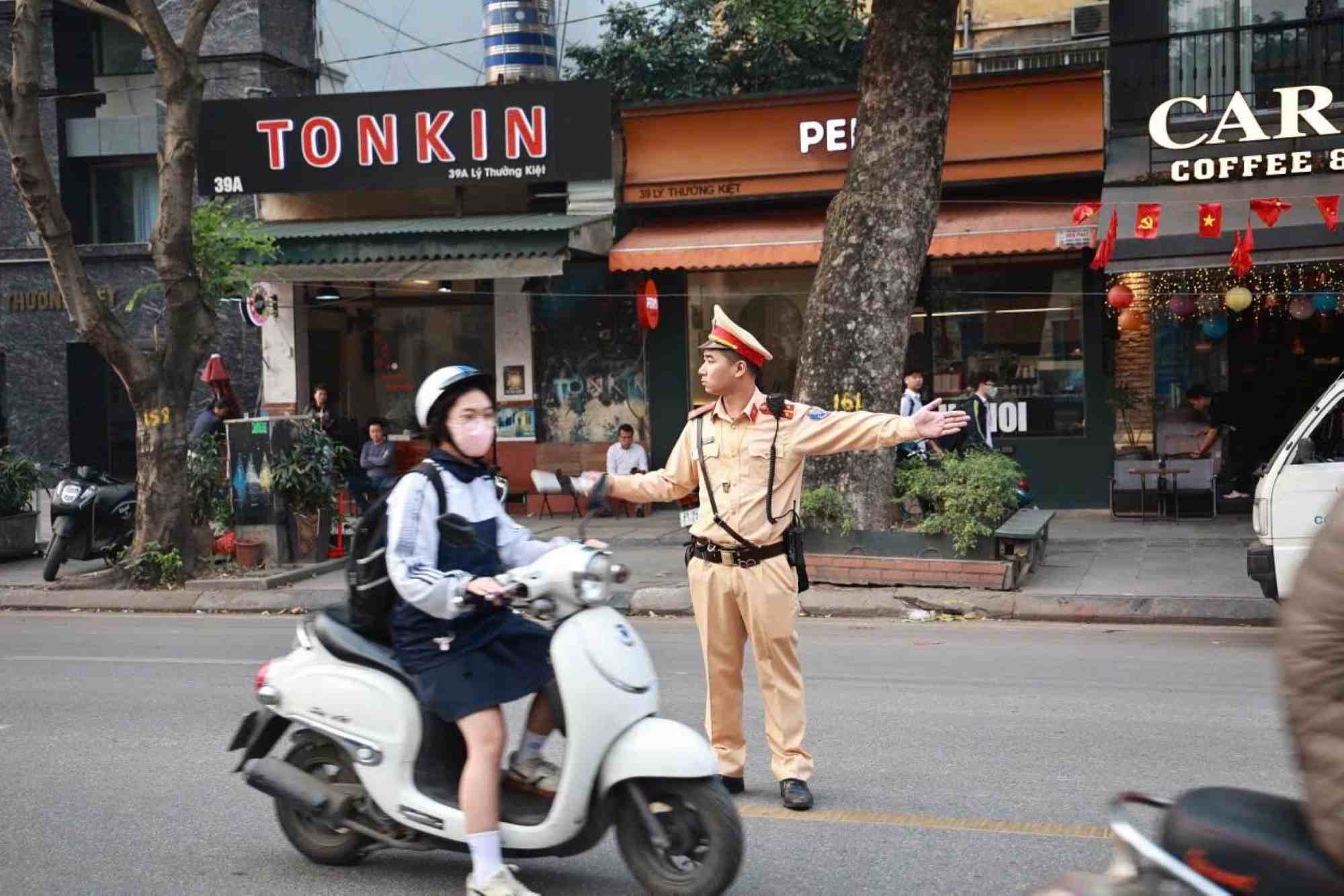 Traffic police, Hanoi City Police divert traffic in front of Trung Vuong Secondary School gate, Hoan Kiem District. Photo: Hanoi City Police