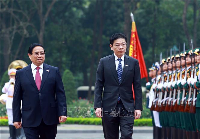 Politburo member and Prime Minister Pham Minh Chinh presided over the welcoming ceremony for Singaporean Prime Minister Lawrence Wong. Photo: VNA
