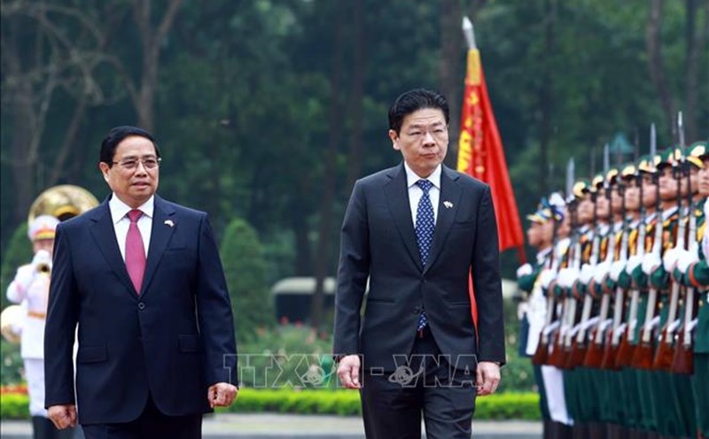 Politburo member and Prime Minister Pham Minh Chinh presided over the welcoming ceremony for Singaporean Prime Minister Lawrence Wong. Photo: VNA