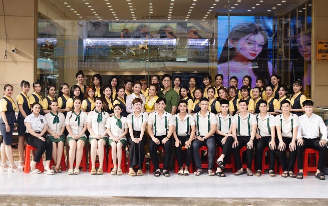 Lam Thu Jewelry jewelry store with staff. Photo: Lam Thu Jewelry