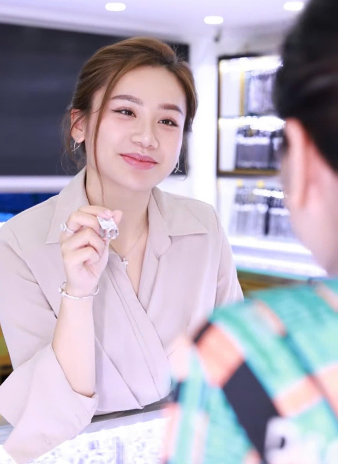 “Toi muon khach hang khi deo trang suc cua minh khong chi thay dep, ma con cam nhan duoc su chan thanh,” chi Thu tung chia se. Anh: Lam Thu Jewelry