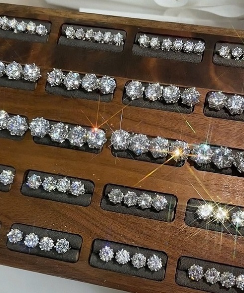 Lam Thu Jewelry da ghi dau an bang cach giu vung chat luong tu khau chon nguyen lieu bac dat chuan – den tung duong net che tac.. Anh: Lam Thu Jewelry