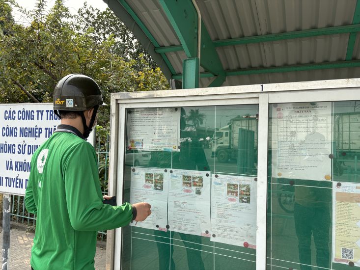 Workers looking for jobs at the recruitment board of Thang Long Industrial Park (Dong Anh district, Hanoi). Photo: Que Chi