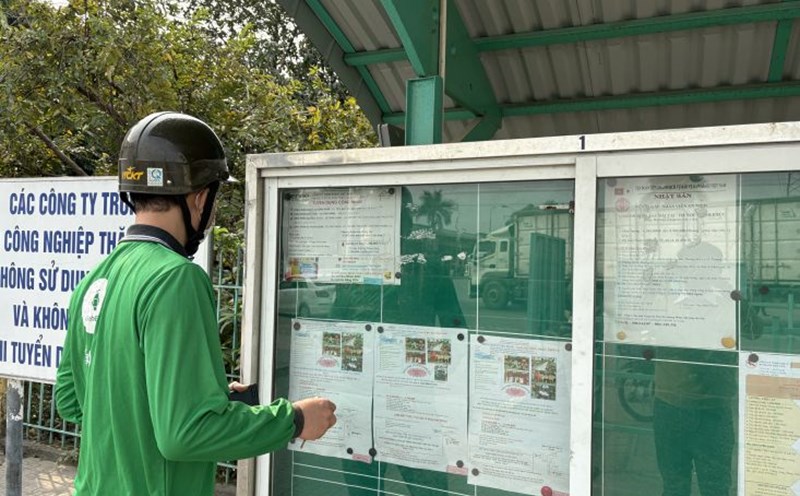 Workers looking for jobs at the recruitment board of Thang Long Industrial Park (Dong Anh district, Hanoi). Photo: Que Chi