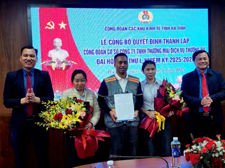 The Trade Union of Ha Tinh Economic Zones has just announced the establishment of the Trade Union of Thuong Du Trading and Service Company Limited, admitting 123 union members. Photo: Hoang Thanh