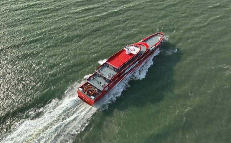 The 1,017-seat Thang Long high-speed ship is operating at sea to Con Dao. Photo: DVCC