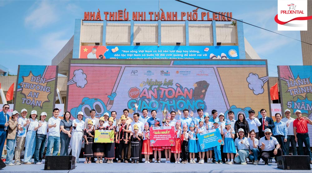 Awarding prizes to 3 teams at the Inter-provincial Traffic Safety Festival organized by Prudential Vietnam Life Insurance Company Limited, the National Traffic Safety Committee, the Ministry of Education and Training, and local partners. Photo: Provided by the enterprise