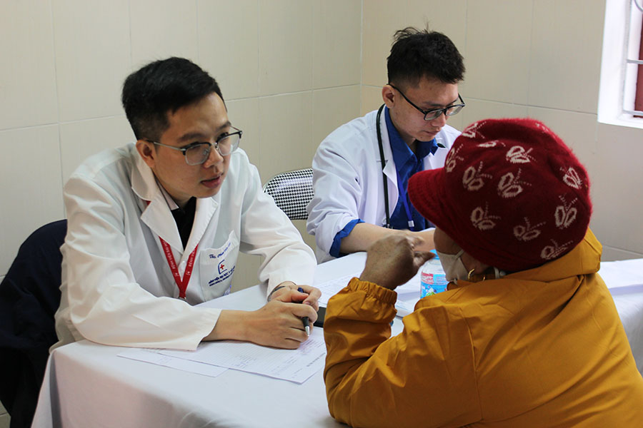 Nguoi dan duoc tan tinh tu van suc khoe. Anh: NVCC