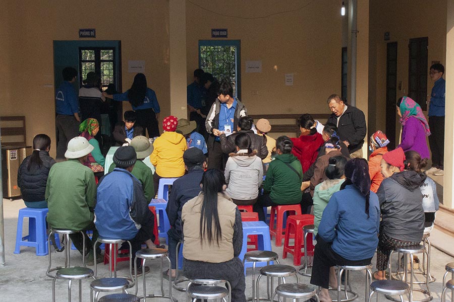 Hon 400 nguoi dan da duoc tham kham, phat thuoc mien phi. Anh: NVCC