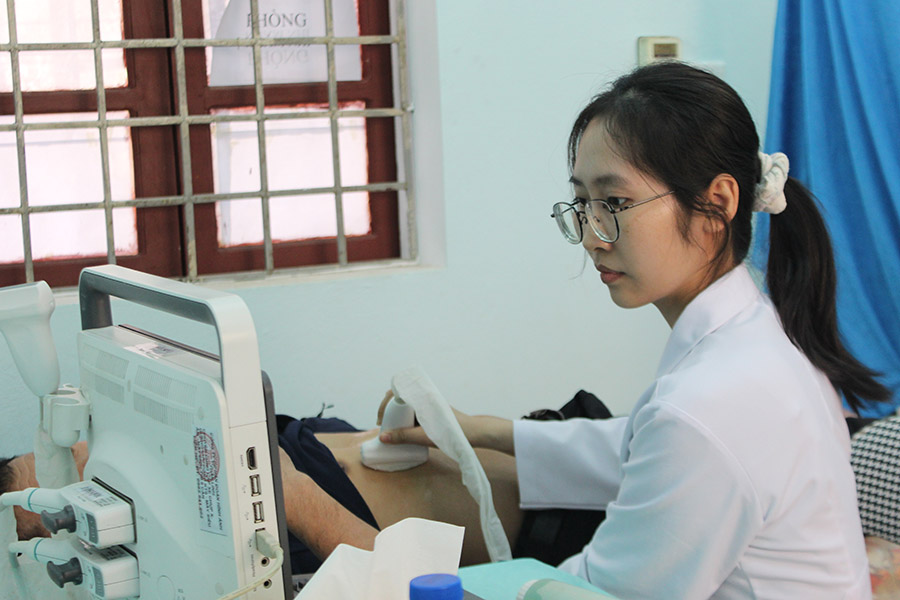 Sinh vien truong DH Y Ha Noi va cac y, bac si tham kham cho nguoi dan. Anh: NVCC
