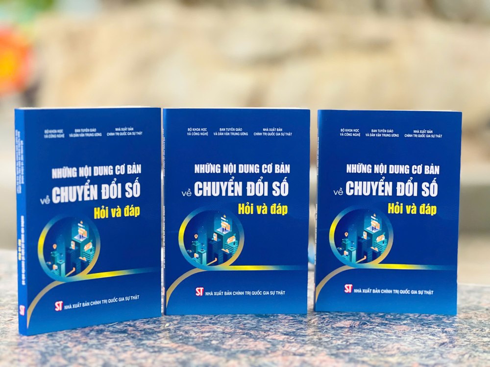 The book " Basics on digital transformation: ask and answer" has just been compiled and published. Photo: Tran Vuong