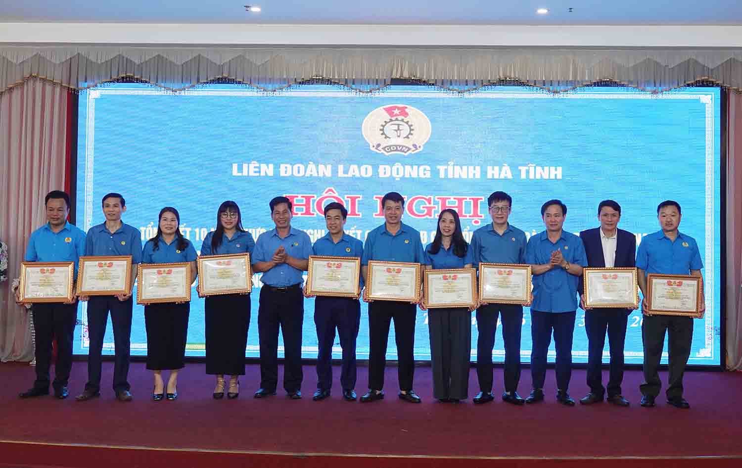 The Ha Tinh Provincial Federation of Labor commends collectives that conduct good union inspections. Photo: Tran Tuan