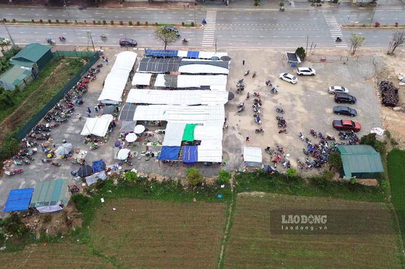 The spontaneous market is located near National Highway 12 and Dien Bien Phu City Bus Station. Photo: Quang Dat