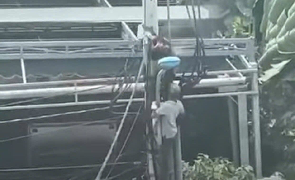 The scene of the electric pole explosion caused severe burns to a male telecommunications employee in Thu Duc City, Ho Chi Minh City. Photo: Dong Hoang