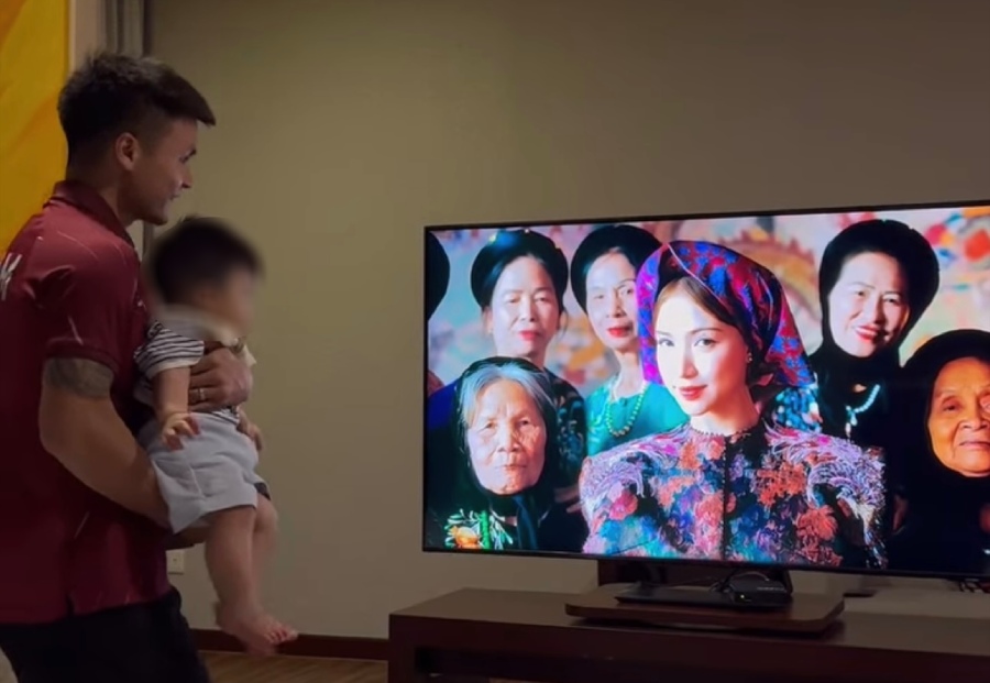 Quang Hai supports Hoa Minzy's MV "Bac Bling". Photo: Cut from video