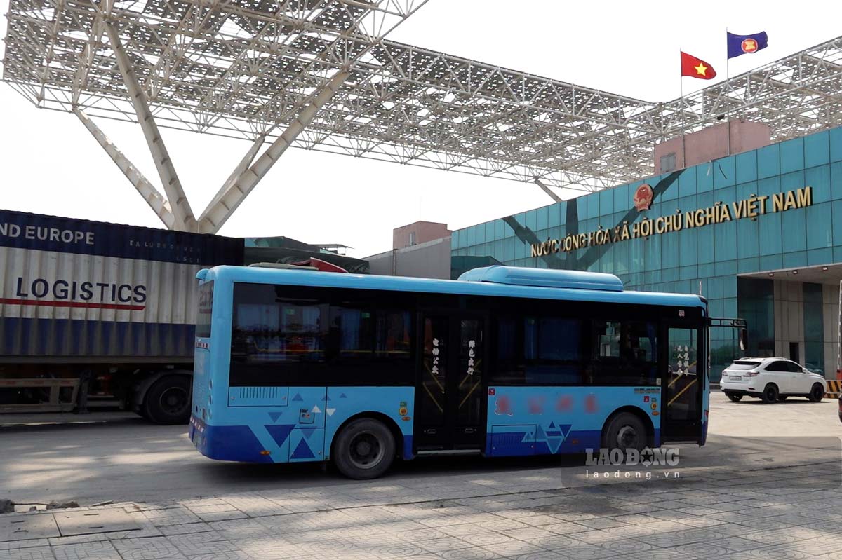 Mong Cai International Border Gate in Bac Luan 2 Bridge area. Photo: Doan Hung