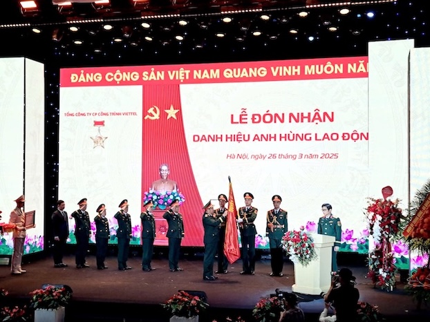 The ceremony to receive the title of Labor Hero of Viettel Construction. Photo: Luc Giang