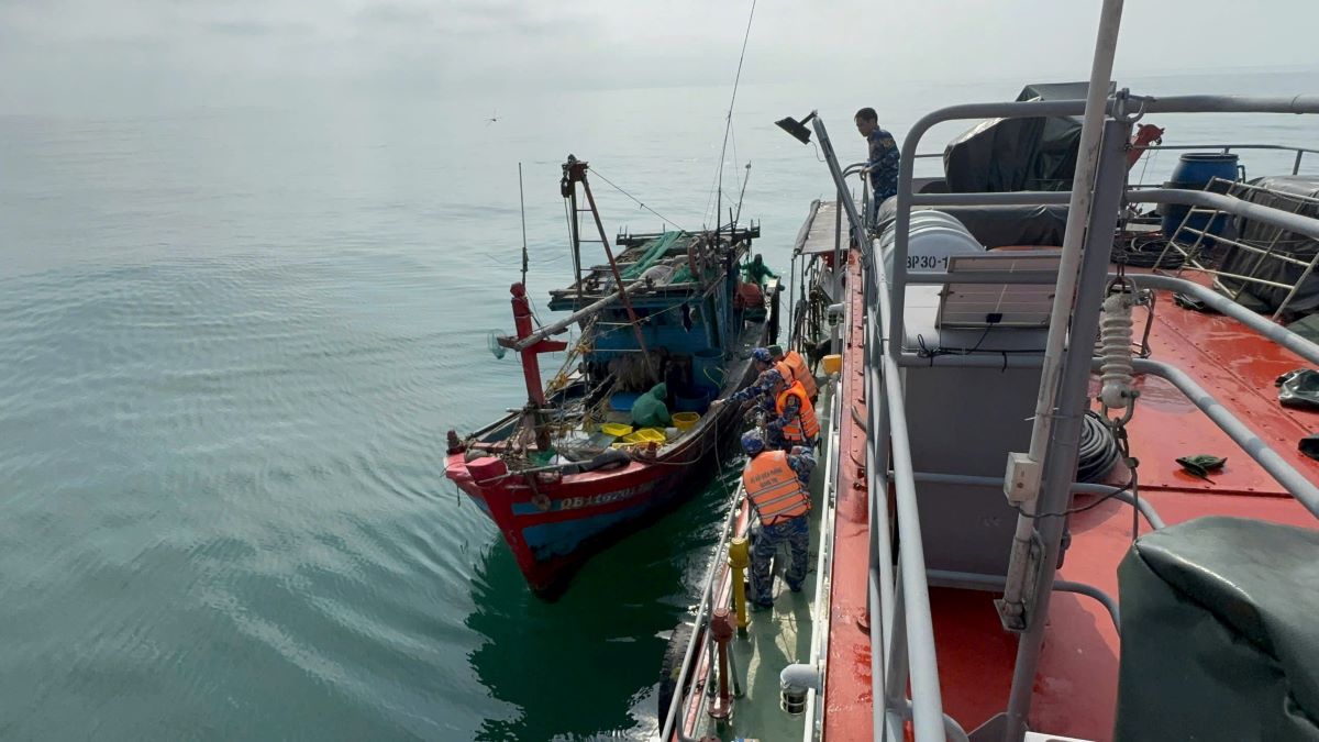 The patrol boat fleet approached the fishing boat violating the law while fishing at sea. Photo: Dinh Tien