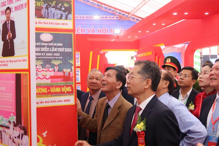 El secretario del Partido de la Ciudad de Da Nang, Nguyen Van Quang, visito la exposicion "Da Nang - Desarrollo e integracion". Foto: Nguyen Linh